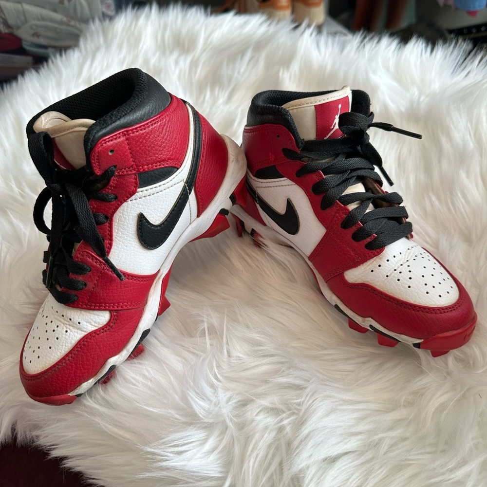 EUC Nike Air Jordan I Mid Kids Cleats Chicago Colorway Sz 1.5 Y